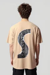 Remera color beige con la palabra "SPEED" estampada en el pecho.