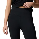 Calza deportiva negra de tiro alto, confeccionada en poliéster reciclado y elastano, con tecnología Omni-Wick™ y bolsillo lateral en la pierna.