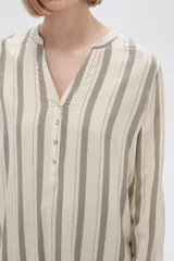Blusa de viscosa a rayas verticales color beige y gris, con cuello mao y cierre parcial con botones.