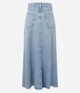 Pollera midi de jeans celeste claro con diseño de recortes y bajo irregular deshilachado. Presenta cintura con trabillas y cierre frontal.