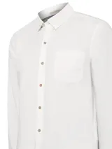 Camisa blanca de manga larga para hombre, confeccionada en algodón orgánico. Cuenta con cuello camisero, cierre con botones de madera, bolsillo en el pecho y mangas ajustables con botones.