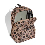Mochila Adidas Classic con estampado animal print en tonos marrones y negros. Cuenta con el logo de Adidas en el frente, un bolsillo frontal con cierre y correas ajustables.