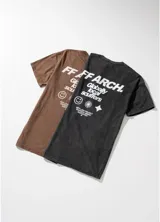 Remera negra de corte oversized con estampa en la espalda.