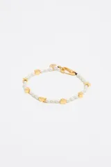 Pulsera de perlas cultivadas con dijes dorados de motivos marinos y cierre de mosquetón dorado.
