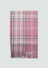 Bufanda rectangular con diseño de cuadros en tonos rosa, lila, marrón, blanco y verde. Terminación con flecos.