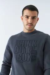 Buzo de felpa color bordó con cuello redondo, mangas largas y corte regular. Presenta un estampado con la frase "Think out of the box" en el frente y logo de la marca bordado.