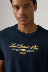 Remera de hombre Levi's de corte relajado, color azul marino con logo de la marca estampado en el pecho en color amarillo.