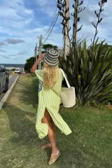 Túnica de lino a rayas verticales color lila y blanco, con cuello polo y bordado de un pulpo azul en el frente.