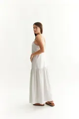 Vestido largo de lino suelto con detalles de trenzado en los breteles y escote.