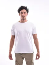 Remera negra de corte regular y mangas cortas.