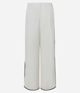 Pantalón de playa de lino y viscosa color blanco, con rayas laterales a contratono, cintura elastizada y lazo ajustable.