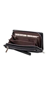 Billetera de mujer color verde oliva, con textura símil cuero, cierre principal y bolsillo monedero con cierre al frente. Incluye correa de mano desmontable y tarjeteros internos.