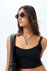 Top corto de punto canalé color rosa claro, con breteles finos y escote redondeado.