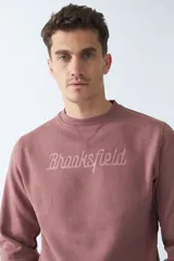 Buzo de felpa gris oscuro con logo estampado en el frente, cuello redondo, mangas largas y puños.