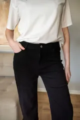 Pantalón de jean negro de tiro alto, corte recto y cinco bolsillos.