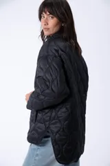 Campera negra de abrigo capitoneada con cierre frontal y cuello alto.
