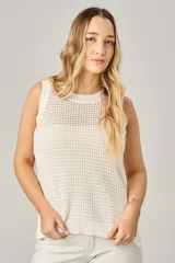 Chaleco de punto calado color blanco, con cuello redondo y sisas anchas.