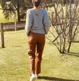 Pantalón de cuero color suela, con corte MOM FIT y tiro semi alto, diseñado para comodidad y estilo.