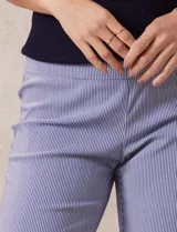 Pantalón de vestir de gabardina elastizada a rayas verticales celestes y blancas. Marca Zac & Rachel, corte recto, pretina ancha con faja interna modeladora.