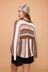 Sweater tejido a crochet con rayas horizontales en tonos marrón, beige y blanco. Tiene escote en V y mangas largas acampanadas.