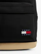 Mochila Tommy Jeans Essential negra con base color beige. Tiene un compartimento principal con bolsillo interior de malla, un bolsillo exterior con cremallera, asa superior y correas ajustables y acolchadas.