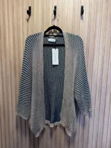 Saco abierto tejido a rayas horizontales color beige y azul.