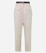 Pantalón zanahoria de cintura alta color borgoña, con trabillas, pliegues y cinturón fino de cuero sintético.