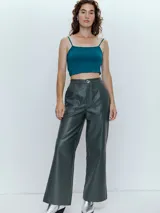 Pantalón de cuero verde oscuro, de corte recto y tiro alto.