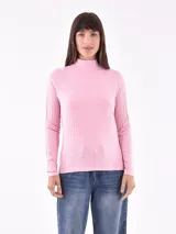 Polera rosa de tejido canalé, con cuello alto y mangas largas.