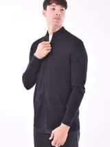 Campera color burdeos con cierre frontal, de corte clásico y diseño minimalista.