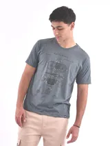 Remera gris oscuro con estampa frontal de una moto y texto en blanco.