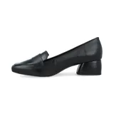 Zapato de cuero negro, tipo mocasín, con punta cuadrada, detalle de antifaz con textura de cocodrilo y taco geométrico.