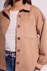 Sobrecamisa negra de gamuza vegana con calce oversize, cuello camisero, cierre con botones a presión, mangas largas con puños abotonados y bolsillos de parche en el pecho.
