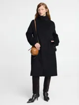 Abrigo negro de corte clásico, con cuello alto y detalles de bolsillo laterales.