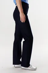 Pantalón de jean azul oscuro, de corte recto, con bolsillos delanteros y traseros.