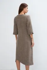 Vestido midi color crema con escote cuadrado, manga francesa con tajo y bolsillo lateral. Confeccionado en lana fina sin teñir.