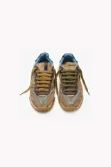 Championes Satorisan modelo Chacrona Metta, color marrón con detalles en amarillo y verde.