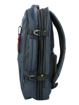 Mochila RKF azul marino de poliéster reciclado repelente al agua, con tres compartimentos independientes con cierre cremallera, compartimento para laptop de 15 pulgadas, triple bolsillo frontal con cierre cremallera, mango lateral para usar como maletín, correas ajustables, almohadillas en la espalda, pasador para maleta y broches laterales.