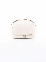 Neceser color crema con diseño acolchado y cierre doble.