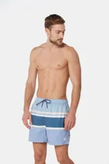 Short de baño celeste con rayas horizontales en azul, blanco y rosa.