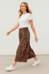 Pantalón marrón con estampado de manchas negras, corte palazzo y cintura elastizada.