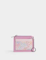 Tarjetero de cuerina color lila con estampado floral, cierre superior con cremallera y doble bolsillo frontal. Incluye mosquetón metálico para colgar.