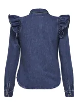 Camisa de denim azul con cuello clásico, cierre frontal con botones y volados grandes en el pecho y los hombros.