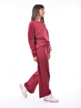 Pantalón de jogging color bordó, de corte ancho y cintura elastizada con cordón ajustable.