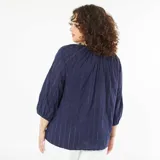 Blusa azul marino con bordado vertical, cuello redondo con lazo y mangas 3/4 abullonadas.