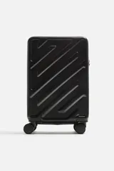 Maleta de cabina rígida color negro con diseño de líneas en relieve. Cuenta con cuatro ruedas giratorias, cierre TSA Lock con cremallera, compartimento principal con dos zonas y separador con cierre, forro en tejido técnico y asa telescópica.