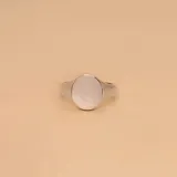 Anillo de plata 925 con forma de sello ovalado.
