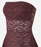 Blusa sin breteles de encaje blanco con escote recto y bajo con puntas diferenciadas.