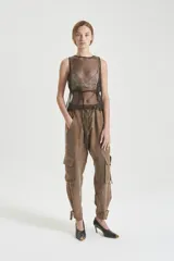 Top blanco de organza de seda, sin mangas, con corte clásico y tira para atar en la espalda. Incluye pieza de corpiño de microfibra incorporada.