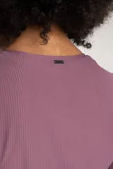 Remera cropped color lila de corte slim fit, confeccionada en tejido acanalado con protección solar UPF50+ y tecnología Easy Care.